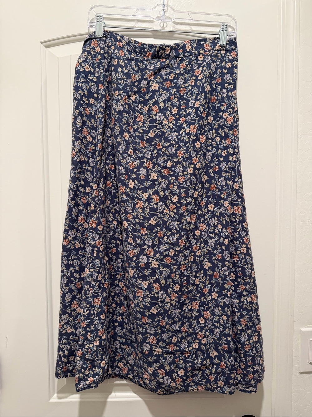 Pendleton Petite Wraparound Skirt Size 12 – Navy Floral 100% Rayon - Picture 2 of 6
